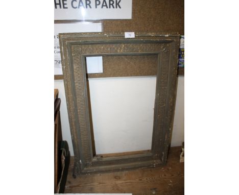 A VINTAGE GILT PICTURE FRAME 