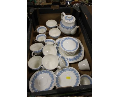 A WEDGWOOD QUEENS WARE PART TEA AND COFFEE SERVICE TO INCLUDE A TEA POT