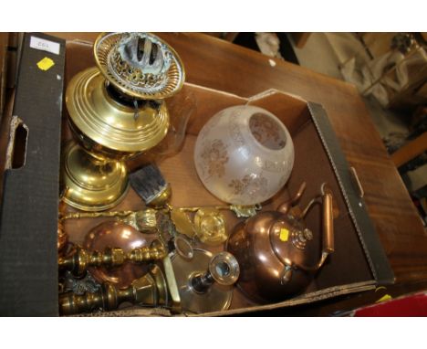 A BOX OF METALWARE TO INCLUDE AN OIL LAMP WITH DUPLEX BURNER, COPPER KETTLE ETC 