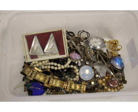 A COLLECTION OF VINTAGE COSTUME JEWELLERY ETC