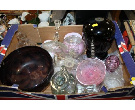 A TRAY OF ASSORTED ART GLASS AND OTHER GLASSWARE TO INCLUDE A MDINA VASE, A SIGNED ANTHONY STERN BOWL, CAITHNESS, MURANO STYL