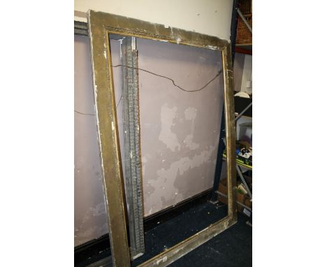 A LARGE VINTAGE GILT PICTURE FRAME A/F 