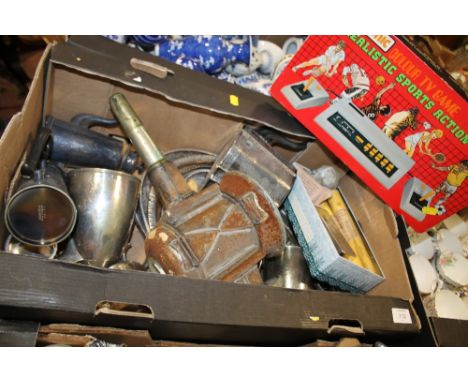 A TRAY OF METALWARE AND COLLECTABLES TO INCLUDE A VINTAGE CARRIAGE LAMP, COINS ETC