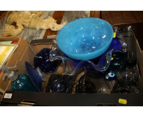 A TRAY OF MOSTLY BLUE STUDIO GLASS TO INCLUDE A VINTAGE FRENCH SODA SYPHON, SCANDINAVIAN BOWLS, SIGNED EXAMPLES, ETC 