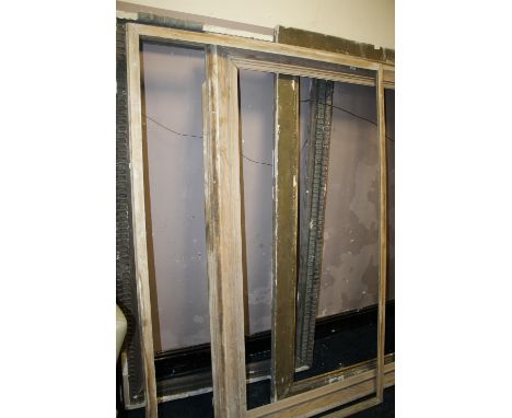 A LARGE VINTAGE GILT PICTURE FRAME A/F 