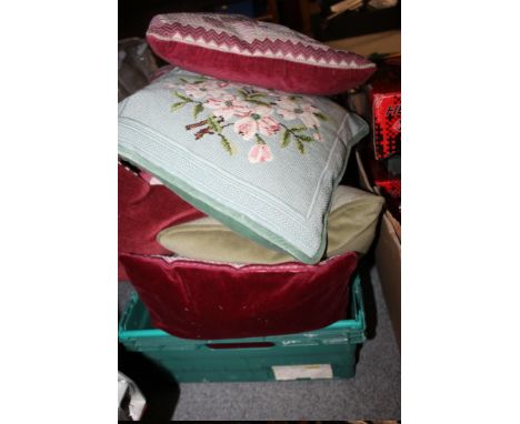 A QUANTITY OF VINTAGE TEXTILE AND TAPESTRY CUSHIONS (12)