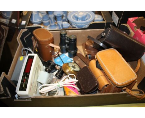 A TRAY OF VINTAGE CAMERAS, BINOCULARS ETC TO INCLUDE A PAIR OF BISLEY BINOCULARS, OPERA GLASSES ETC