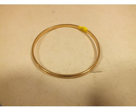 A HALLMARKED 9CT GOLD BANGLE 