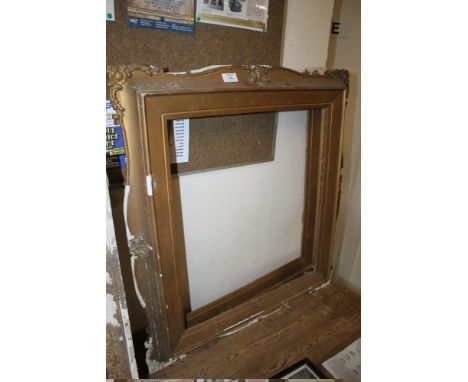 A PAIR OF VINTAGE GILDED PICTURE FRAMES 