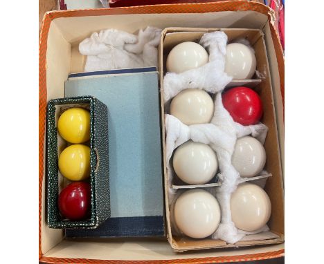 Selection of vintage and later games includes billiard balls, garden bowls etc 