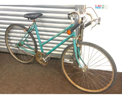 Vintage John Deere ladies racer bike, needs some attention 