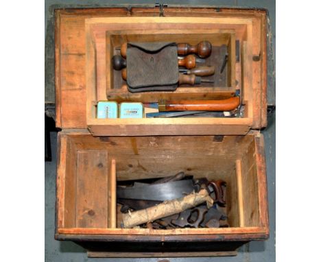 A PAINTED PINE TOOLBOX CONTAINING A LARGE COLLECTION OF VINTAGE BEECH AND OTHER WOOD HANDLED SCREWDRIVERS, POCKET SAW, ETC