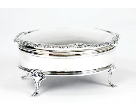A GEORGE V SILVER GADROONED OVAL TRINKET BOX, ON FOUR SCROLL FEET, 11CM W, SHEFFIELD 1910