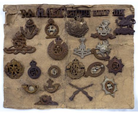 A SMALL COLLECTION OF WORLD WAR I BRITISH ARMY CAP BADGES AND SHOULDER TITLES, INCLUDING THE ROYAL FLYING CORPS, LINCOLNSHIRE