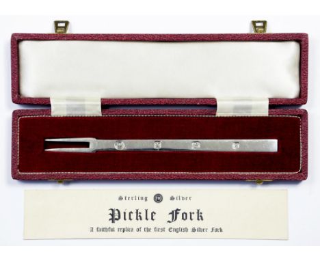 AN ELIZABETH II SILVER PICKLE FORK, SHEFFIELD 1977, 1OZ, CASED