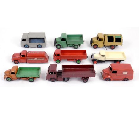 DINKY TOYS VANS AND COMMERCIAL VEHICLES INCLUDING 31A TROJAN "ESSO", 30V "EXPRESS DAIRY", 30W ELECTRIC ARTICULATED VEHICLE "B