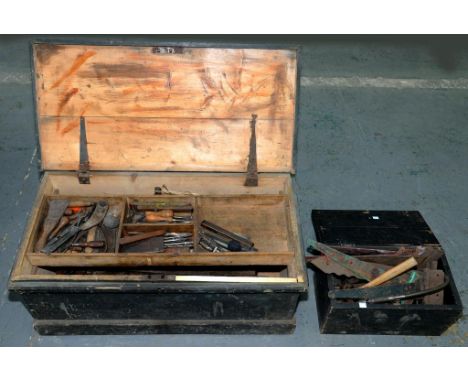 A VICTORIAN PAINTED WOOD TOOL CHEST CONTAINING A LARGE ASSORTMENT OF LATE 19TH CENTURY AND LATER TOOLS, INCLUDING THREE LEVEL