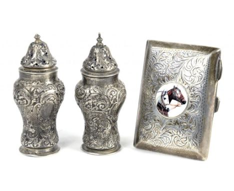 A PAIR OF VICTORIAN SILVER EMBOSSED BALUSTER PEPPER CASTERS, 8.5CM H, LONDON 1891 AND A GEORGE V SILVER CIGARETTE CASE, THE L