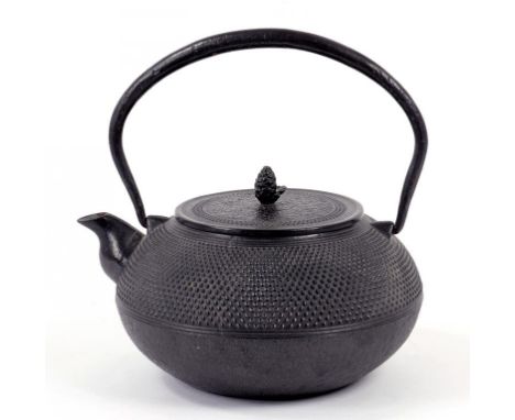 TEA CEREMONY.  A JAPANESE CAST IRON KETTLE AND COVER, 22CM H