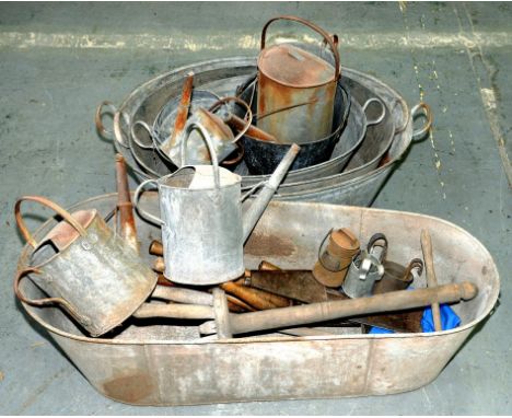 A LARGE COLLECTION OF VINTAGE IRON/TINWARE, INCLUDING HIP BATH, GRADUATED OVAL BATHS, WATERING CANS, MEASURES, GARDEN TOOLS A