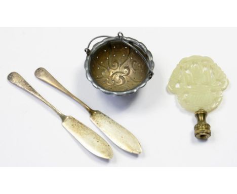 AN AMERICAN SILVER TEA STRAINER, A PAIR OF SILVER BUTTER KNIVES, LONDON 1926 AND A CARVED JADE FINIAL 