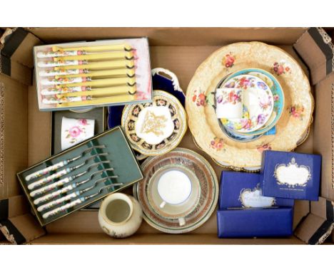 A QUANTITY OF ROYAL CROWN DERBY TRINKET WARE, INCLUDING TWO BOXED SETS OF CROWN STAFFORDSHIRE PORCELAIN HAFTED KNIVES AND FOR