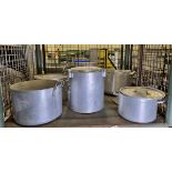 Catering equipment - saucepans - medium and large sizes