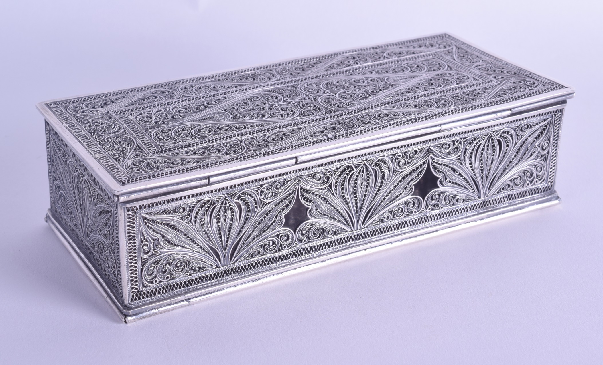 A FINE 18TH/19TH CENTURY INDIAN SILVER FILIGREE CASKET AND COVER with ...