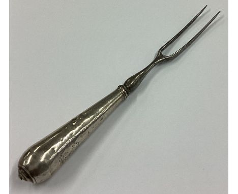 An early crested Queen Anne silver fork. Circa 1700. Approx. 22 grams. Est. £50 - £80.
