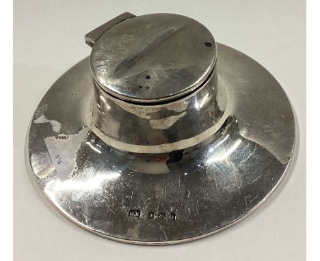 A silver inkwell. Approx. 186 grams of gross weight. Est. £60 - £80.