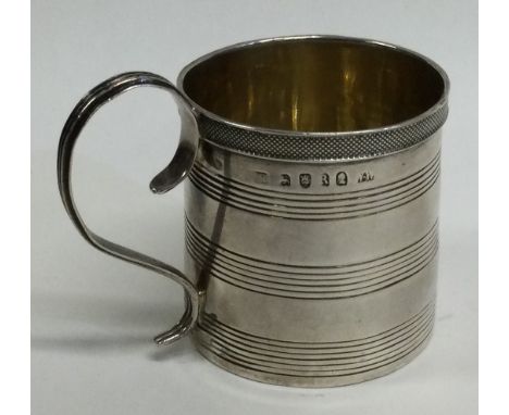A heavy Georgian silver reeded mug with engine turned decoration. London. By NW. Approx. 80 grams. Est. £80 - £120.