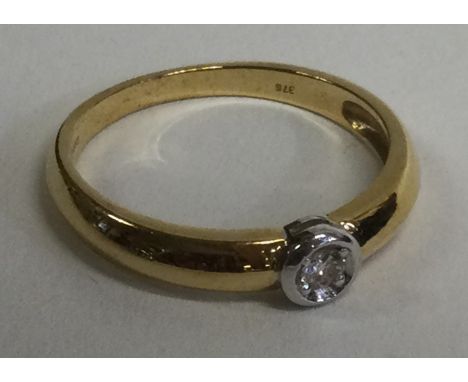A small diamond single stone ring. Approx. 2 grams. Est. £40 - £60.