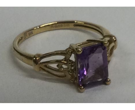 A good amethyst single stone ring in 9 carat claw mount. Approx. 2 grams. Est. £30 - £50.