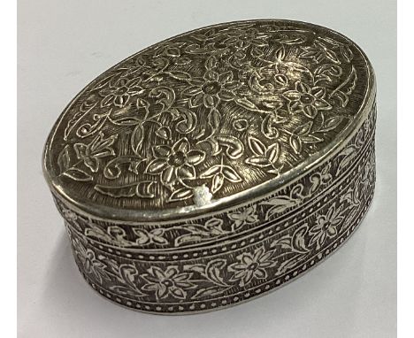 An Antique 19th Century hinged snuff box with fine engraving. Approx. 35 grams. Est. £30 - £40.