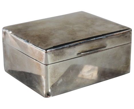A silver rectangular cigarette box - London 1922 (L: 115 cm x W: 9cm)