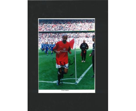 Football Juan Sebastián Veron signed 16 x12 overall mounted colour photo pictured during his time with Manchester United. Goo