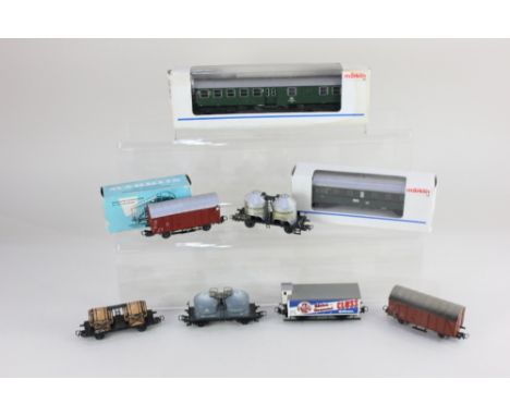 A collection of Marklin HO gauge model coaches and wagons, plastic and metal, to include a 4506 rear wagon with lights, boxed