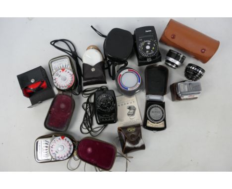 Photography - A collection of vintage light meters to include two Weston Master V, predominantly cased and auxiliary lenses.
