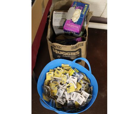 A PLASTIC TUB CONTAINING A LARGE QUANTITY OF ASSORTED LIGHT BULBS, IN ORIGINAL PACKAGING TOGETHER WITH A BOX OF HOUSEHOLD ITE