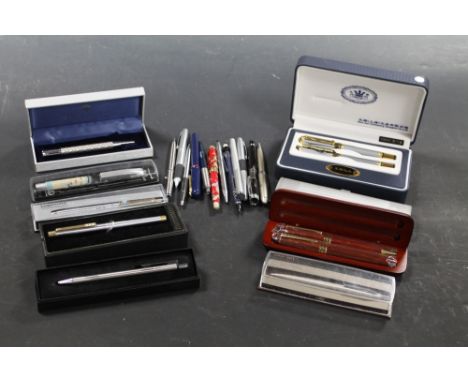 A QUANTITY OF ASSORTED BOXED AND LOOSE PENS, TO INCLUDE CASED 'WEN JUE' SET, A 'CELTIC LANDS' COLLECTION PEN ETC.