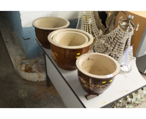 A SET OF FOUR CERAMIC PLANT POTS