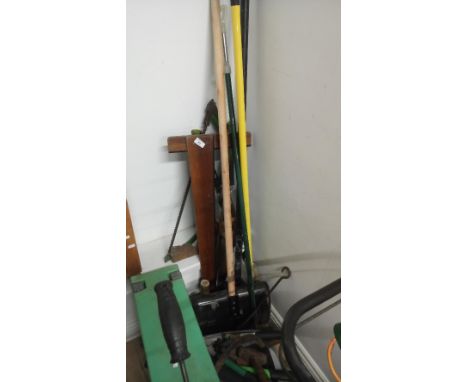 LARGE QUANTITY OF GARDEN TOOLS