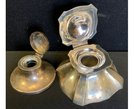 A George IV silver shaped square inkwell, Birmingham 1919, another round; both weighted, 402g gross (2) 
