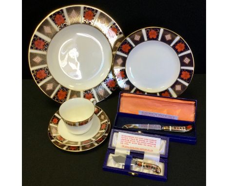 A Royal Crown Derby 1128 imari pattern dinner plate, 27cm diameter, another side plate, 21.5cm diameter;  cup, saucer and sid