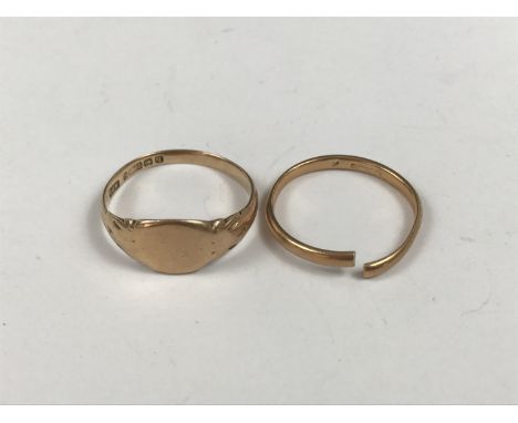 An antique 9ct gold signet ring together with a 9ct gold wedding band (a/f) 3.7g