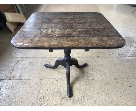 A George III oak tripod breakfast table, 85 x 85 x 71 cm