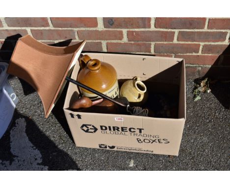 (LC) A mixed lot,&nbsp;to include: a wooden duck, table lamp; and a stoneware bottle. 