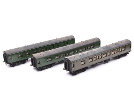 3x O gauge Southern Railway corridor coaches by Lima with additional detailing. 2x in green; a Composite First Third and a Th