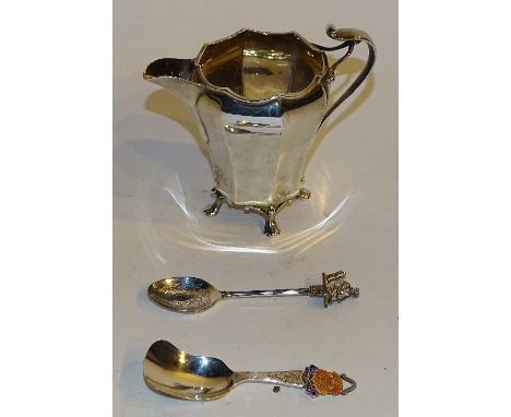 A silver cream jug, hallmarks for Sheffield 1905 Roberts & Belk, of plain gadrooned form with scalloped rim raised on four su