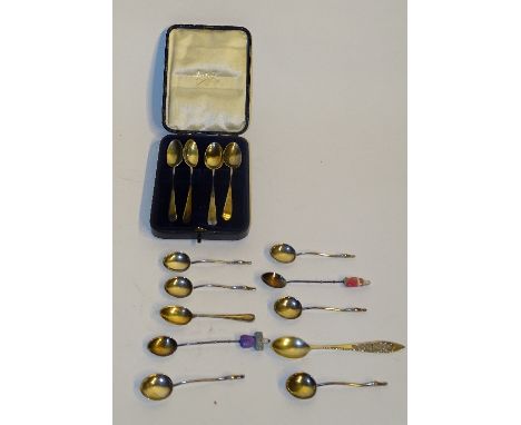 A cased set of four silver teaspoons, hallmarks for Glasgow 1908 A & T, of plain design with initials 'HG' monogrammed to fin